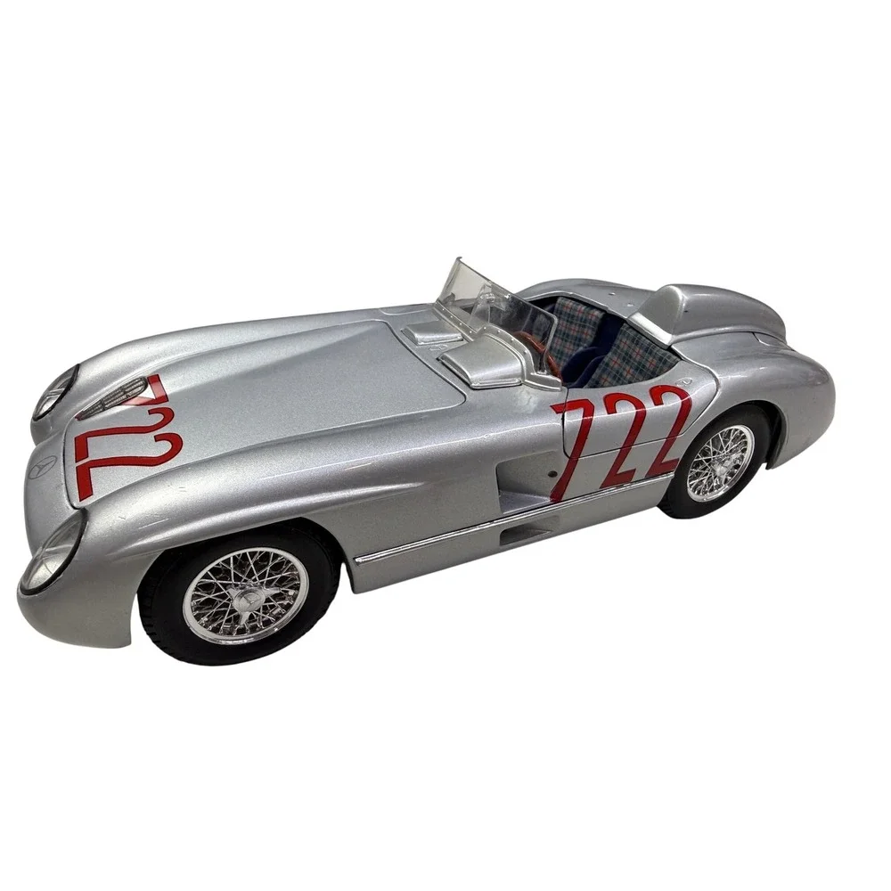 Maisto Mercedes-Benz 300 SLR #722 Stirling Moss 1:18 Diecast Model Silver Car - Picture 2 of 11